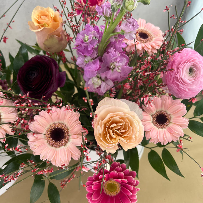 Flower box cilindrica con rose rosse e fiori misti (2 misure)