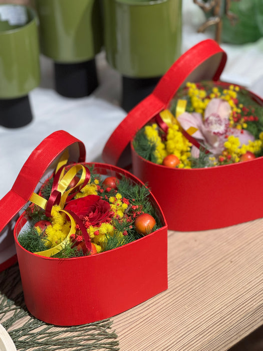 Scatole a forma di cuore con mimosa e fiori