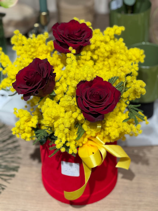 Scatola cappelliera rossa con mimosa e Rose