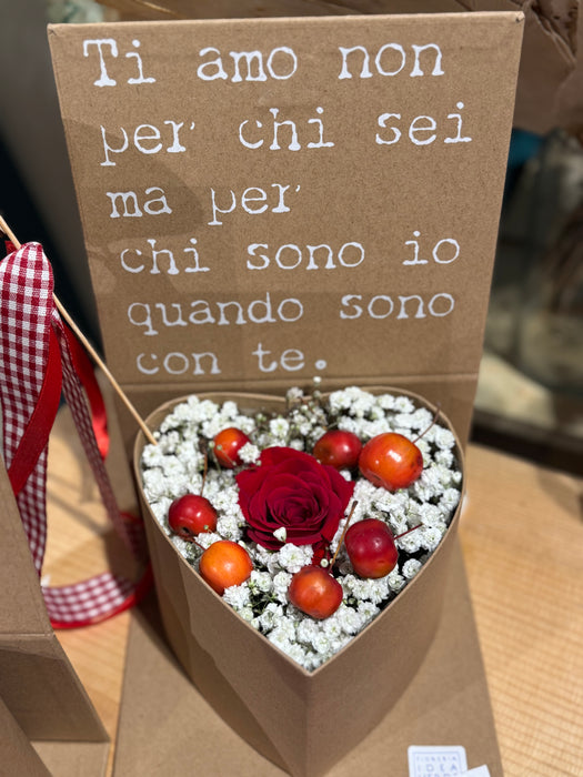 Flower box a cuore e banner con rose rosse e fiori misti