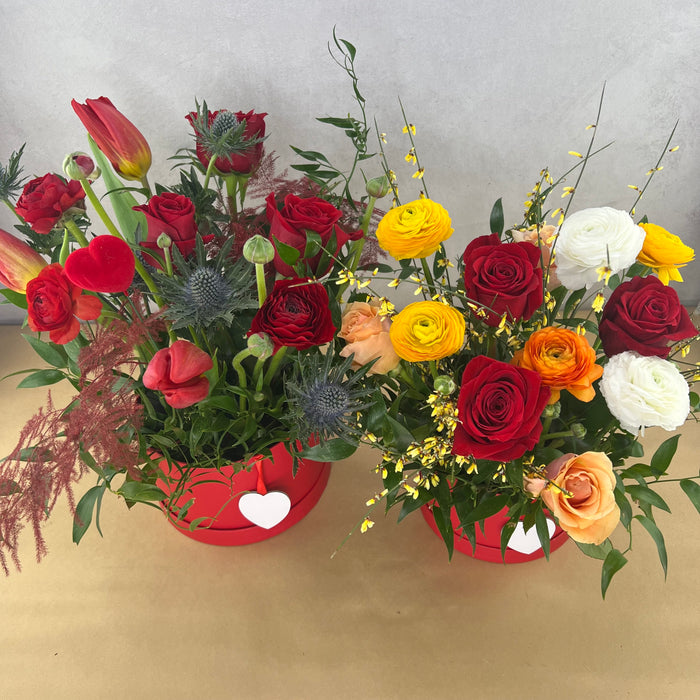 Flower box cilindrica con rose rosse e fiori misti (2 misure)