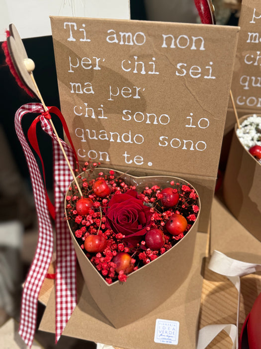 Flower box a cuore e banner con rose rosse e fiori misti