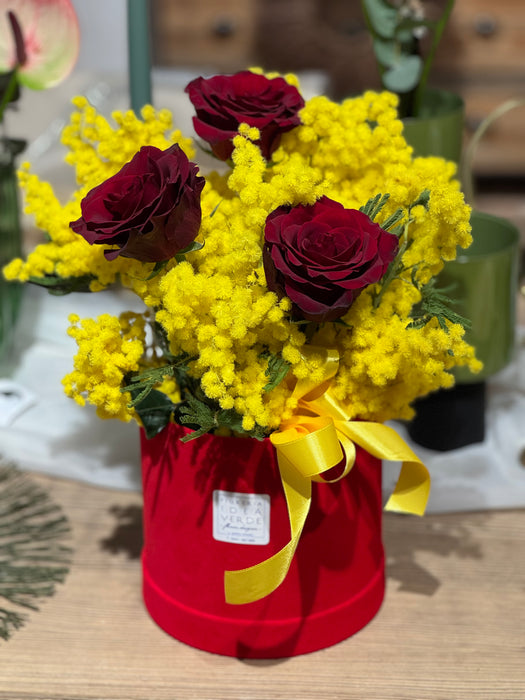 Scatola cappelliera rossa con mimosa e Rose