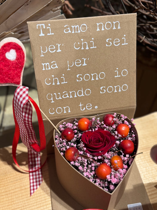 Flower box a cuore e banner con rose rosse e fiori misti