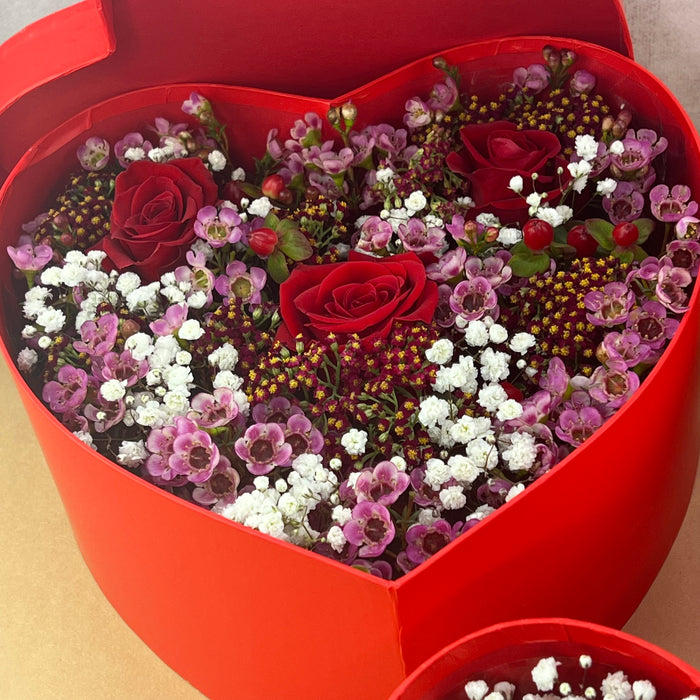 Flower box cuore rosso con fiocco nero (3 misure)