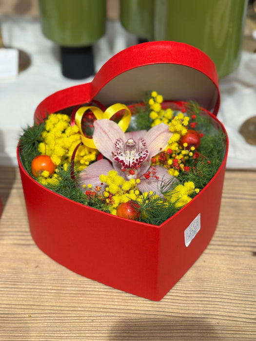 Scatole a forma di cuore con mimosa e fiori