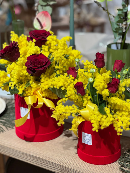 Scatola cappelliera rossa con mimosa e Rose