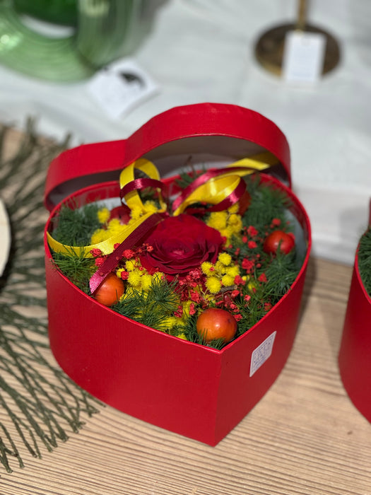 Scatole a forma di cuore con mimosa e fiori