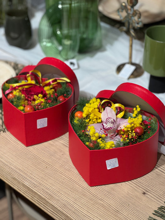 Scatole a forma di cuore con mimosa e fiori