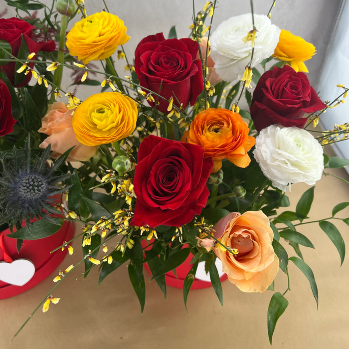Flower box cilindrica con rose rosse e fiori misti (2 misure)