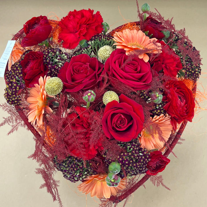 Struttura bouquet a cuore con rose rosse, gerbere e garofani