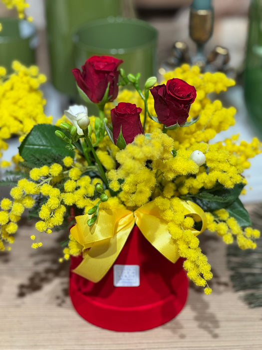 Scatola cappelliera rossa con mimosa e Rose