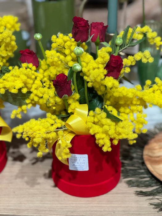 Scatola cappelliera rossa con mimosa e Rose