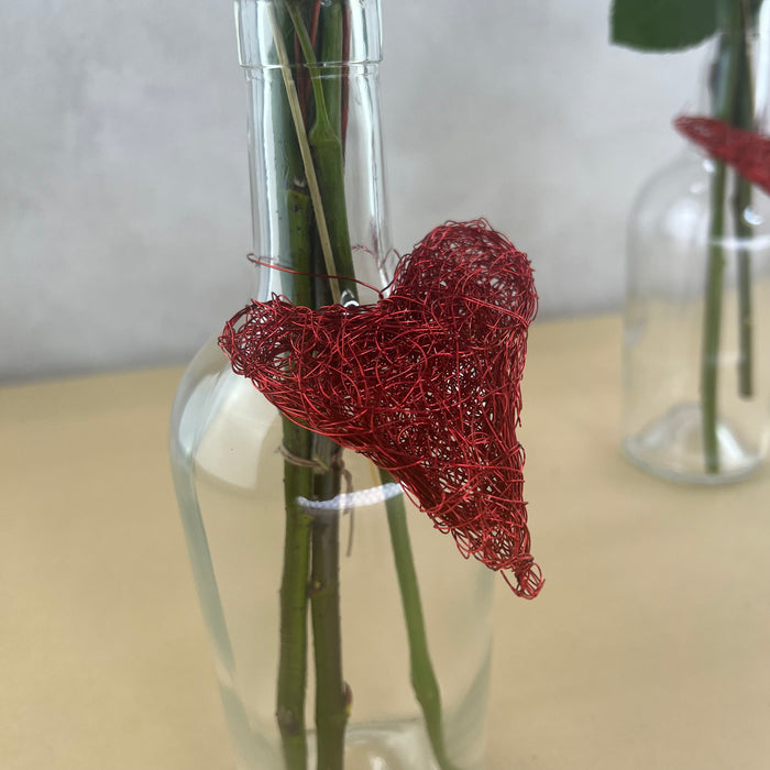 Rosa Rossa con bottiglia e cuore di filo rosso