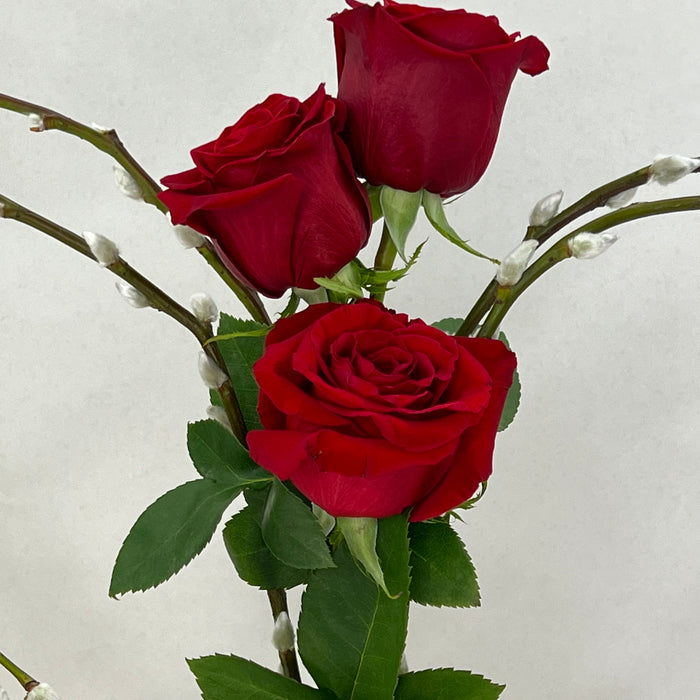 3 Rose Rosse su cuore di salice